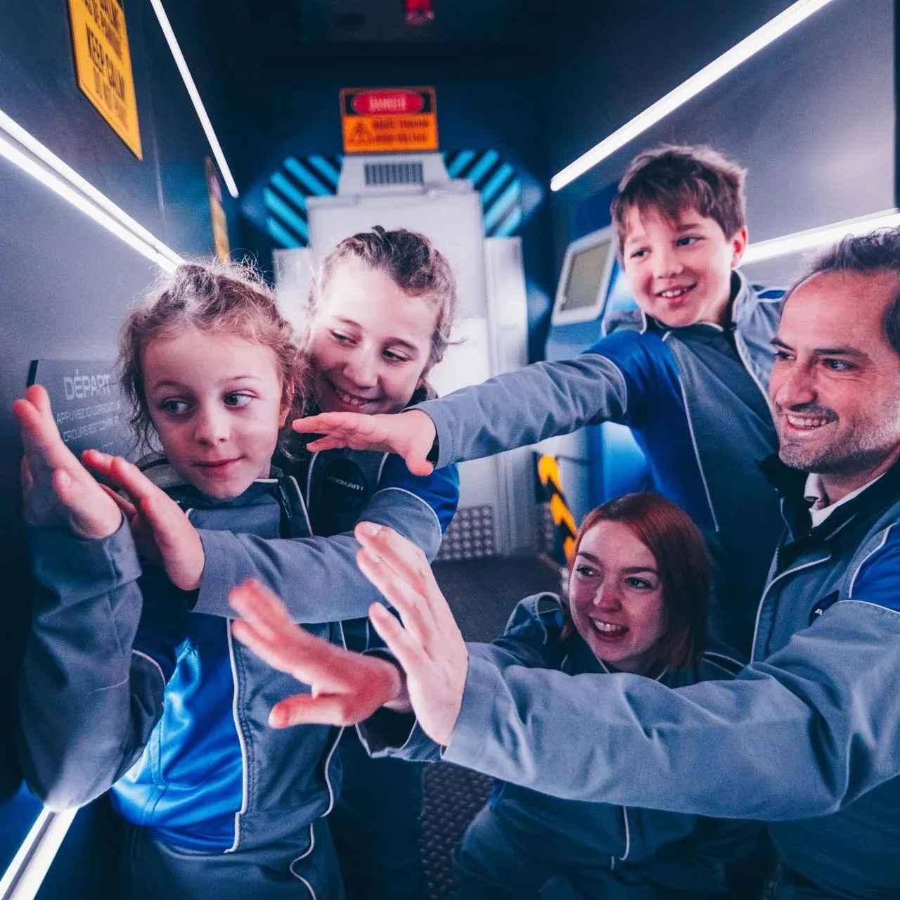 Equipe en action dans l'escape game