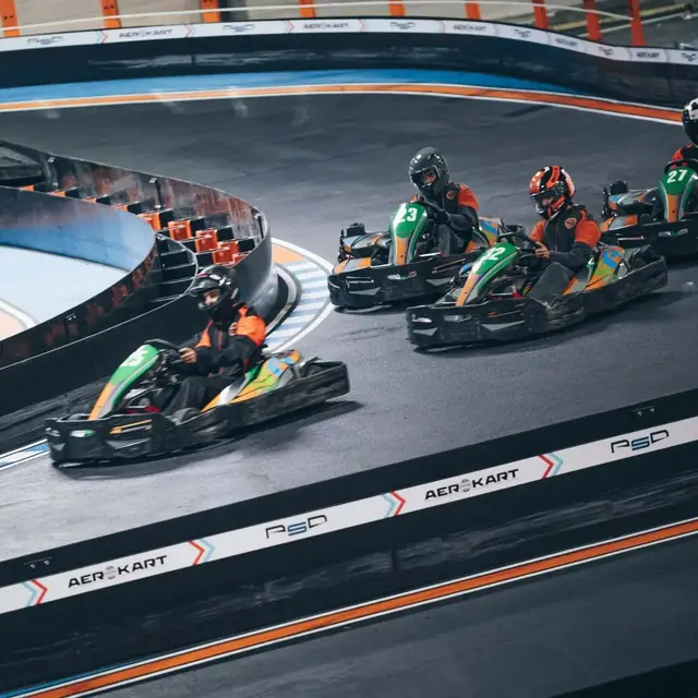 Groupe en session de karting indoor